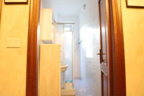 Doccia, asciugacapelli, asciugamani, sapone
