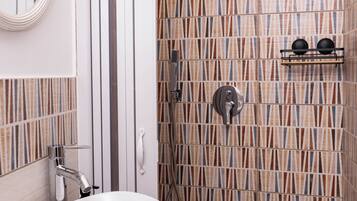 Dusche, Handtücher, Seife, Toilettenpapier