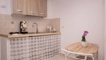 Kühlschrank, Wasserkocher mit Kaffee-/Teezubehör, Wasserkocher