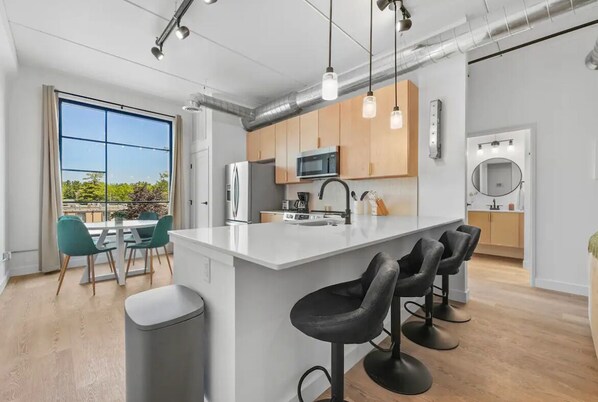 Kühlschrank, Mikrowelle, Ofen, Herdplatte