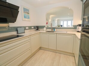 Fridge, microwave, dishwasher, cookware/dishes/utensils - Sandwaves (St Ives)