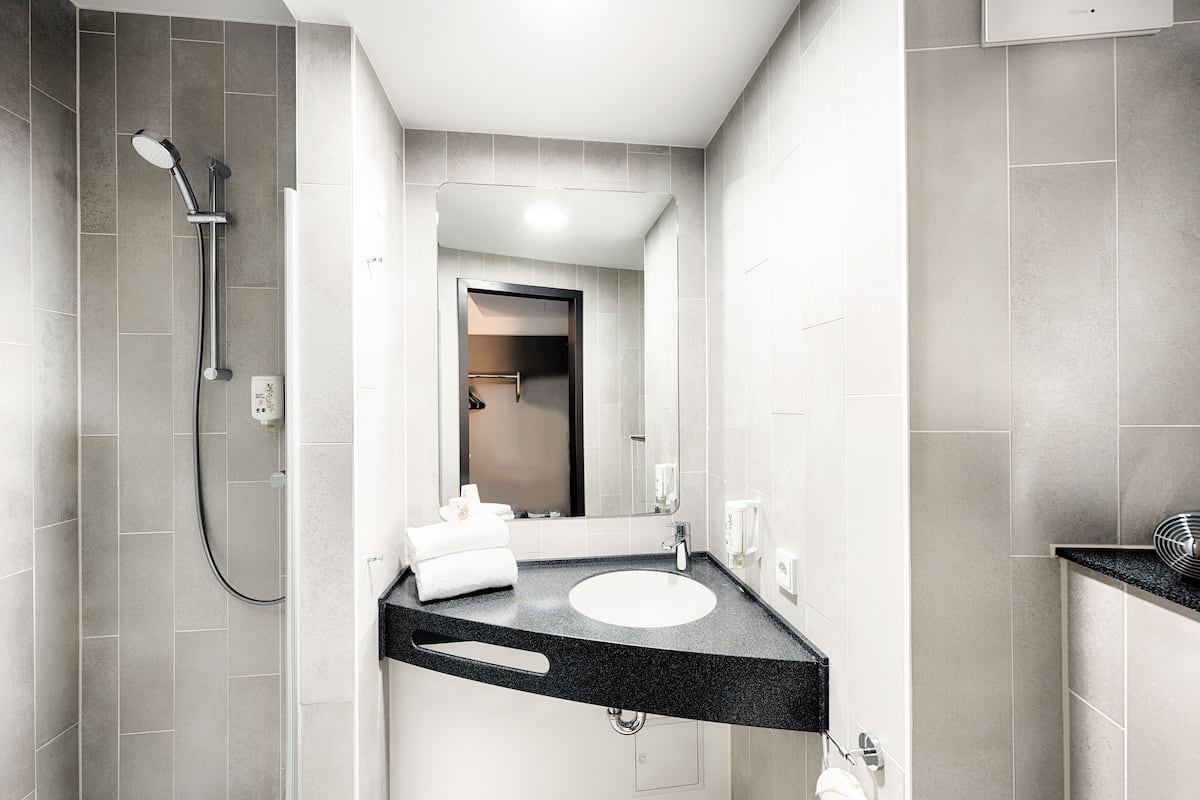 Sèche-cheveux, serviettes fournies, savon, shampoing