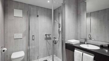 Family Quadruple Room | Bathroom | Hair dryer, towels, soap, shampoo