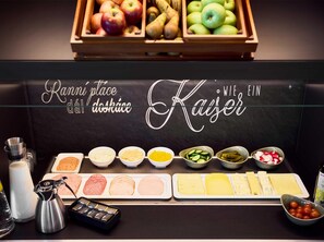 Dagelijks ontbijtbuffet (EUR 13.90 per persoon)