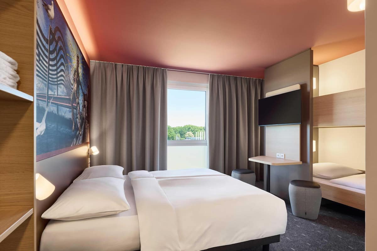 Family Quadruple Room | Desk, free WiFi