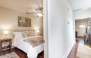 2 habitaciones, escritorio y tabla de planchar con plancha 