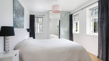 3 bedrooms, iron/ironing board, travel crib, free WiFi