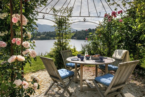 Peaceful countryside apartment near Ålesund. Fjord & Mountain views & garden