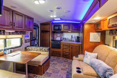 Beachtime! Charming 1-bedroom trailer w/ WiFi & AC & Hotwater Jupiter/Tequesta