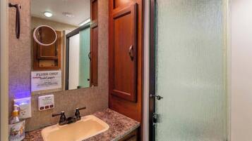 Dusche, Haartrockner, HandtĂŒcher, Seife