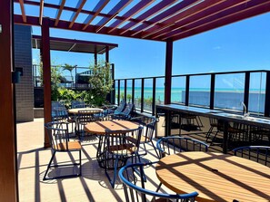 Outdoor dining - Hyde Park Lofts - by Living (Joao Pessoa)