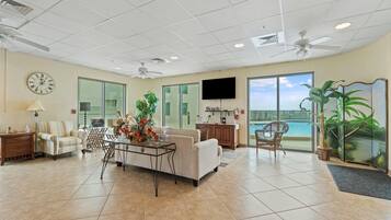 Condo, nhiều giường (Perdido Towers East 703) | Khu phòng khách