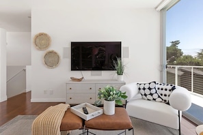 Design-Haus, eingeschränkter Meerblick (3 Bedrooms) | Wohnbereich | 43-Zoll-Flachbildfernseher mit Kabelempfang