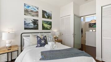 3 bedrooms, iron/ironing board, bed sheets