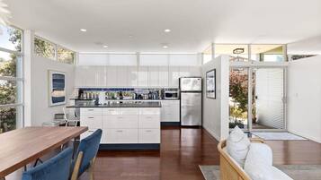Design-Haus, eingeschränkter Meerblick (3 Bedrooms) | Eigene Küche | Wasserkocher mit Kaffee-/Teezubehör, Mikrowelle, Ofen, Wasserkocher