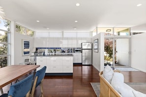 Casa design, vista parcial para o oceano (3 Bedrooms) | Cozinha privada | Micro-ondas, fogão, cafeteira/chaleira, chaleira elétrica