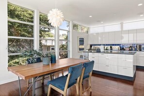 Design-Haus, eingeschränkter Meerblick (3 Bedrooms) | Eigene Küche | Mikrowelle, Ofen, Wasserkocher mit Kaffee-/Teezubehör, Wasserkocher