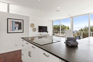 Design-Haus, eingeschränkter Meerblick (3 Bedrooms) | Eigene Küche | Mikrowelle, Ofen, Wasserkocher mit Kaffee-/Teezubehör, Wasserkocher