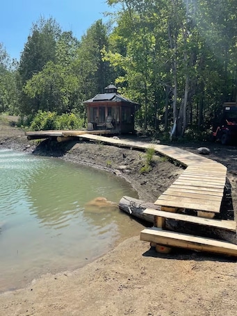 Property grounds. Anastasia’s Domain 2, Farm stay, off grid cabin in a beautiful forest!