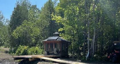 Anastasia’s Domain 2, Farm stay, off grid cabin in a beautiful forest!