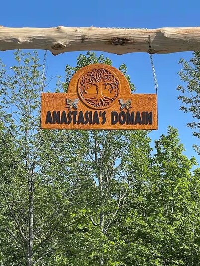 Anastasia’s Domain 2, Farm stay, off grid cabin in a beautiful forest!
