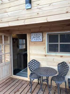 Outdoor dining - Anastasia’s Domain 2, Farm stay, off grid cabin in a beautiful forest! (Alexandria)