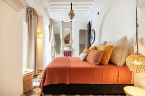 6 bedrooms, iron/ironing board, WiFi, bed sheets