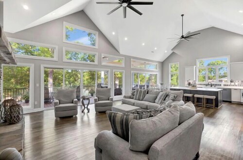 Broadwater Cove 7 BDRM, 5 BTHRM, 7,000 sq ft, Amazing lake View