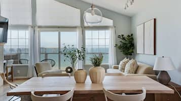 House (3 Bedrooms) | In-room dining