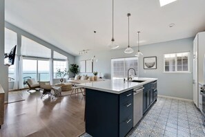 House (3 Bedrooms) | Private kitchen | Microwave, oven, espresso maker, coffee/tea maker - @ Marbella Lane - Home With Majestic Ocean Views (Pacifica)