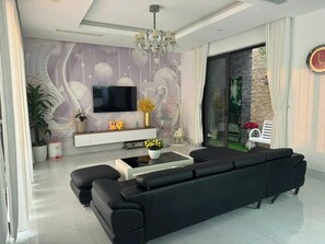 Smart TV - HERITAGE VILLA WITH GYM- BREAKFAST- POOL (Đà Nẵng)
