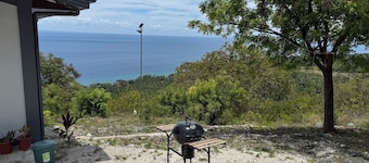 Charming 1-bed house in with lovely ocean views 7 mins to whale shark watching.
