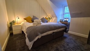 5 bedrooms, desk, iron/ironing board, free WiFi