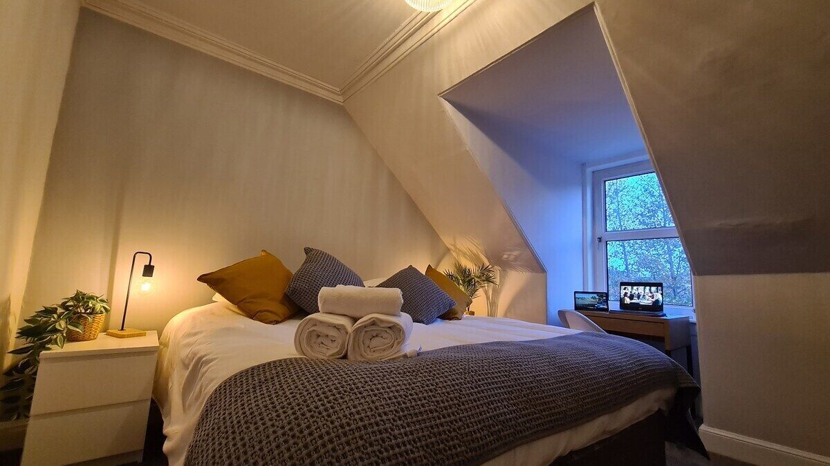 5 bedrooms, desk, iron/ironing board, free WiFi