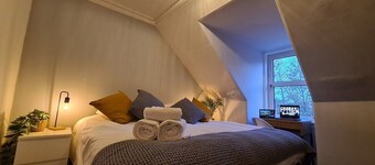 5 Bed Sleeps 10 Full Kitchen Parking