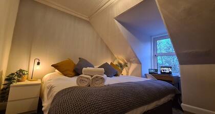 5 Bed Sleeps 10 Full Kitchen Parking