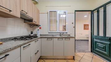 Family Apartment | Private kitchen | Fridge, microwave, oven, electric kettle