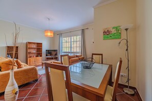 Flat-screen TV - Simões Apartment by HR Madeira (Porto Santo)