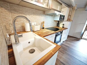 Geladeira, micro-ondas, fogão, cooktop