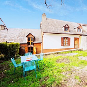 Outdoor dining - Quiet village house in the mountains. (Labassere)