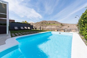 Villa | Alberca | Alberca techada y alberca al aire libre