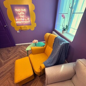 Smart TV - The Purple Apartment, 1bedroom apt - your very own FRIENDS experience in Iasi (Iași)