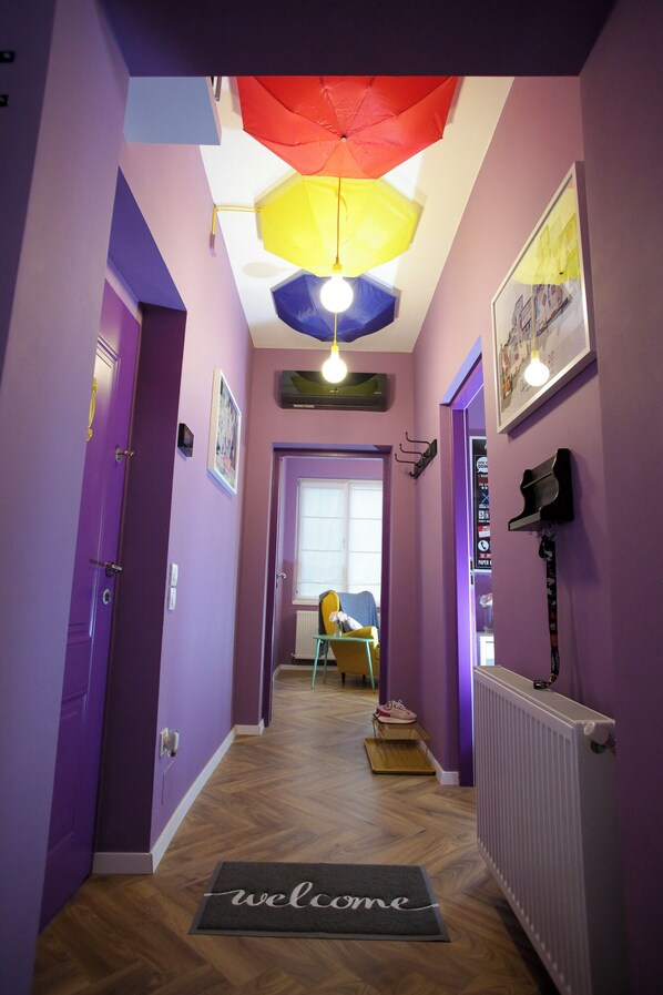 Interior - The Purple Apartment, 1bedroom apt - your very own FRIENDS experience in Iasi (Iași)