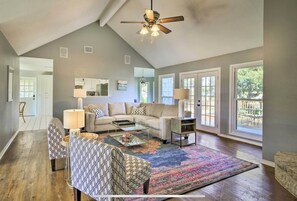 Smart TV, fireplace, DVD player, books - Charming 3-bedroom house with AC, WiFi. Walk to down town historic Boerne Tx (Boerne)