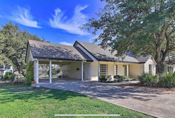 Exterior - Charming 3-bedroom house with AC, WiFi. Walk to down town historic Boerne Tx (Boerne)