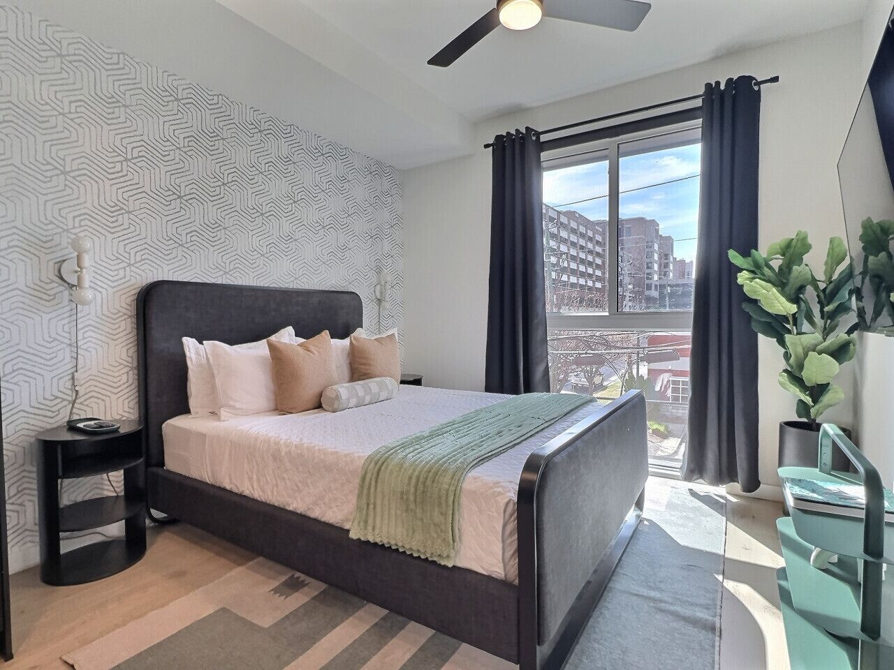 Skrivebord, strykejern/-brett, wi-fi (inkludert) og sengetøy