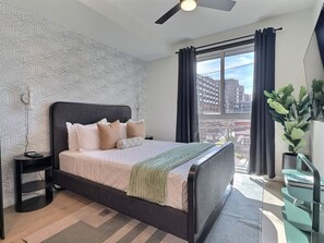 Escritorio, tabla de planchar con plancha, wifi gratis y ropa de cama