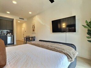 Una scrivania, ferro/asse da stiro, Wi-Fi gratuito, lenzuola