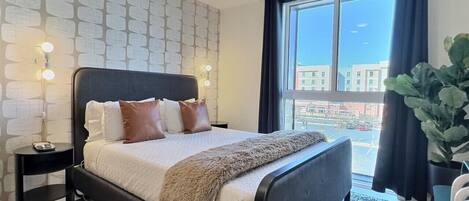 Escritorio, tabla de planchar con plancha, wifi gratis y ropa de cama