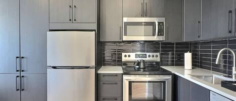 Kühlschrank, Mikrowelle, Ofen, Herdplatte